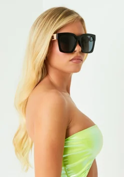 Sunglasses*Missy Empire Anna Oversized Sunglasses With Gold Chain Detail